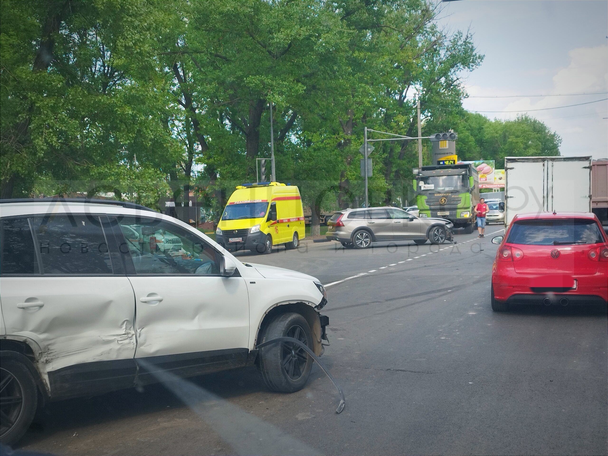 В Новочеркасске из-за ДТП с участием Фольксвагена и Вольво затруднено  движение | Левенцовка Ру