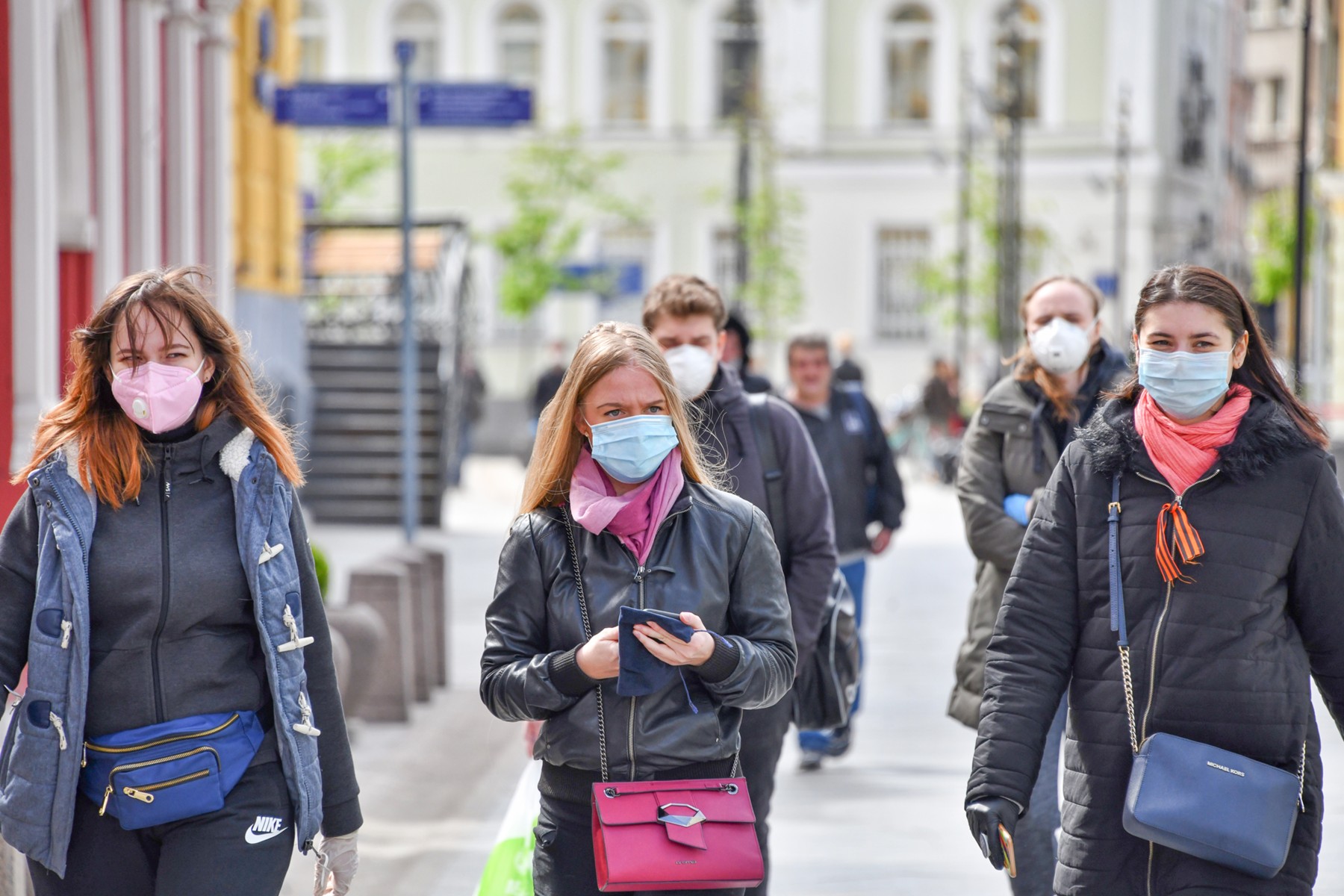 Люди в масках на улице коронавирус Россия