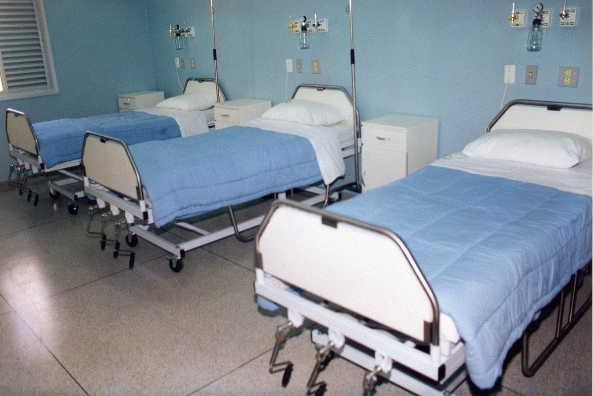 Расстояние между кроватями в больничных палатах должно быть не менее а центральный проход не менее