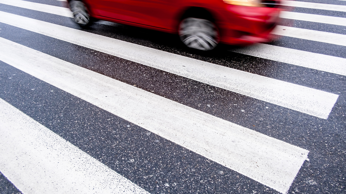 Speed crossing. Красная полоса на асфальте. Фронтальное столкновение грузового автомобиля с пешеходом. Наезд на пешехода для баннера. Мокрый асфальт Зебра.