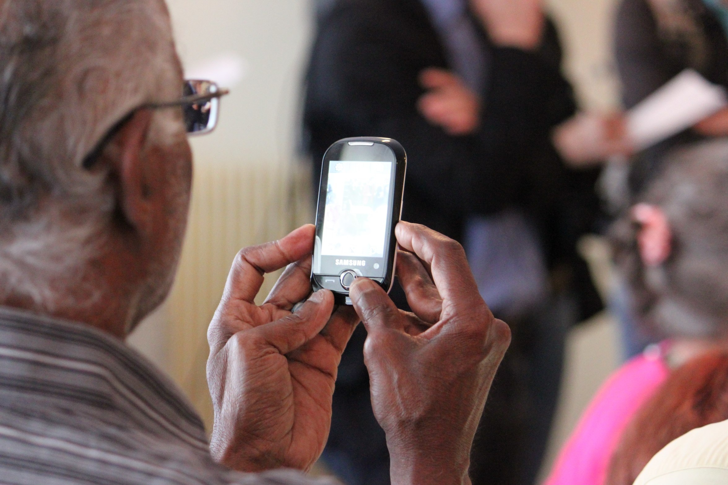 Мошенничество пожилые. Смартфон для пожилых людей. Дедушка с мобильником. Смартфон для пенсионеров. Бабушка со смартфоном.
