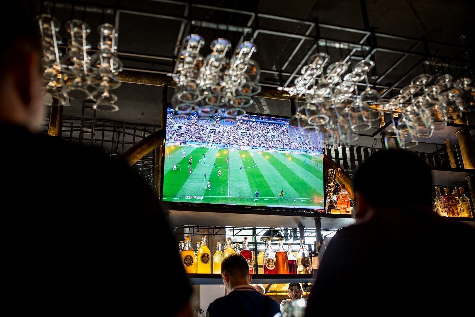 Большие экраны футбол. Спорт бар. Спортивные трансляции в баре. Футбольный бар. Спорт бар с болельщиками.