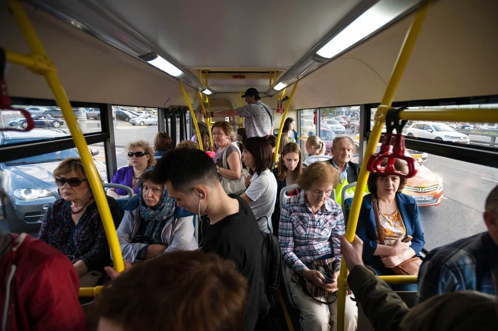Почему не было автобуса. Пассажиры в автобусе. Автобус внутри с людьми. Автобус внутри. Салон автобуса с пассажирами.