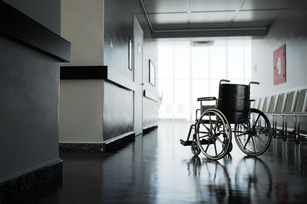 Инвалидное кресло в коридоре