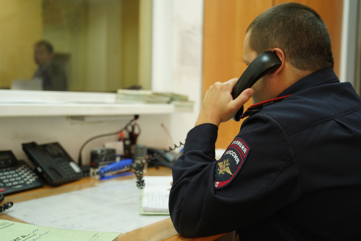 Звонит сотрудник полиции. Дежурный полиции. Звоню в полицию. Звонок в полицию. Дежурная часть полиции.