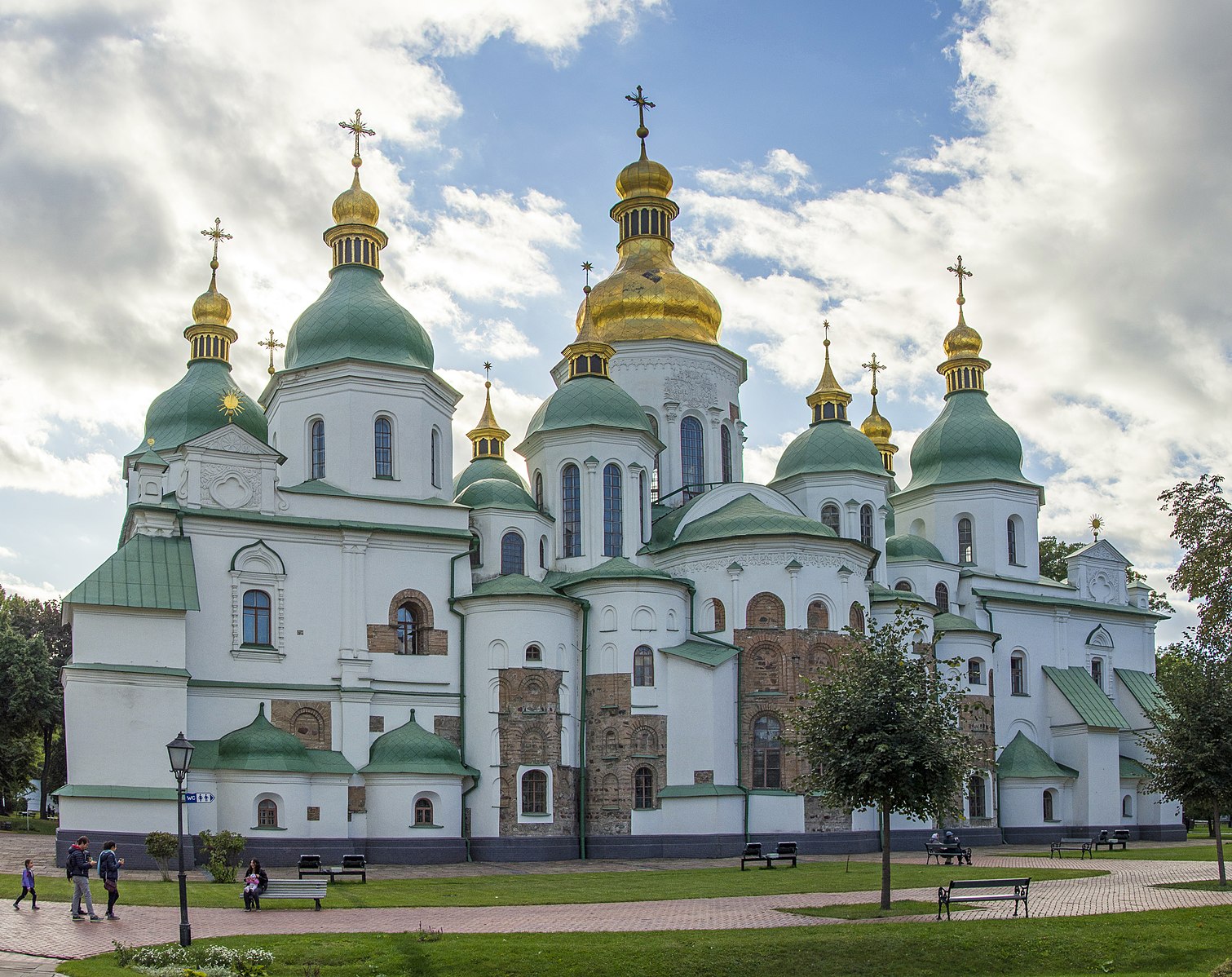 Софийский храм в киеве. Собор св Софии в Киеве. Софийский собор в Киеве 1037 г. Собор Святой Софии в Киеве 11 век. Киево-Печерская Лавра Софийский собор.